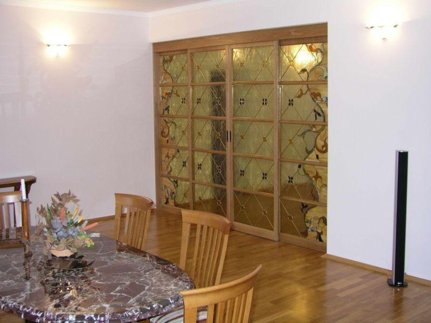 Перегородка для гостиной с цветным стеклом и декоративными вставками Чебоксары