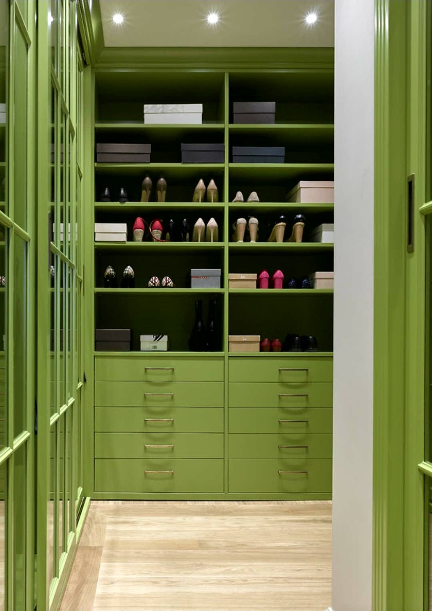 Г-образная гардеробная комната в зеленом цвете Чебоксары
