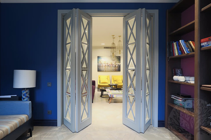Двери гармошка  для гостиной со стеклами с разделителями Чебоксары