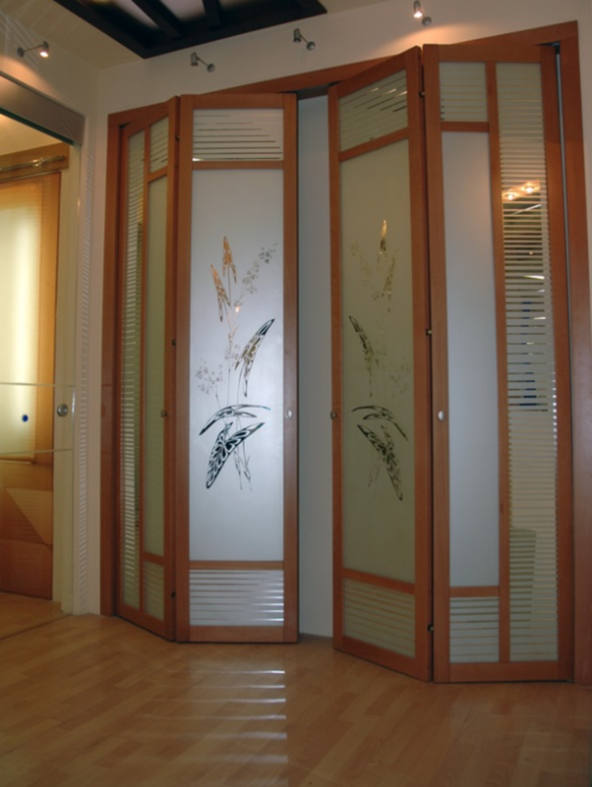 Широкие двери гармошка с матовым стеклом и рисунком Чебоксары