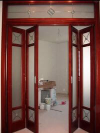 Дверь гармошка с декоративными стеклянными вставками Чебоксары